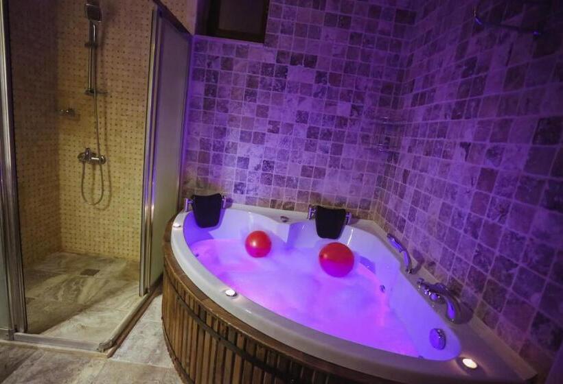 Quarto Deluxe, Alaturca House