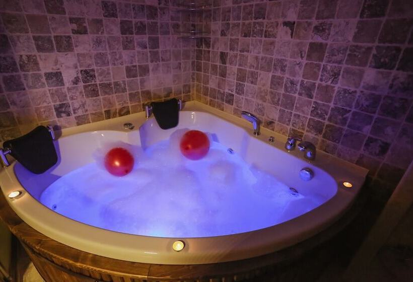 Quarto Deluxe, Alaturca House