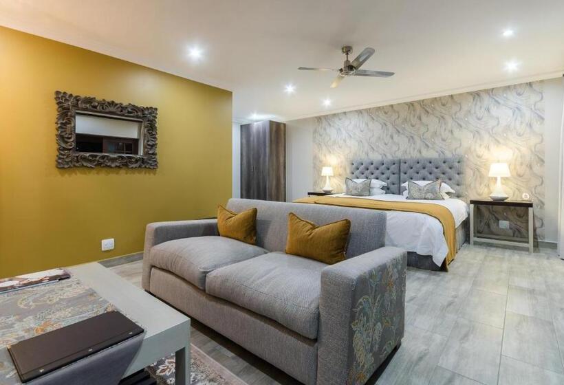 سوییت سوپریور, Nut Grove Boutique