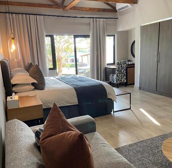 سوییت سوپریور, Nut Grove Boutique