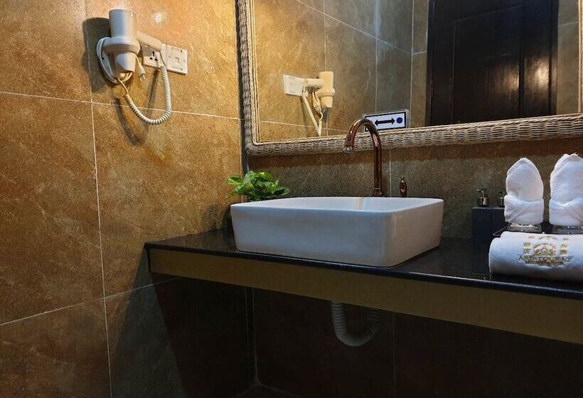 اتاق لوکس با تخت بزرگ, Aristocrat Residence &