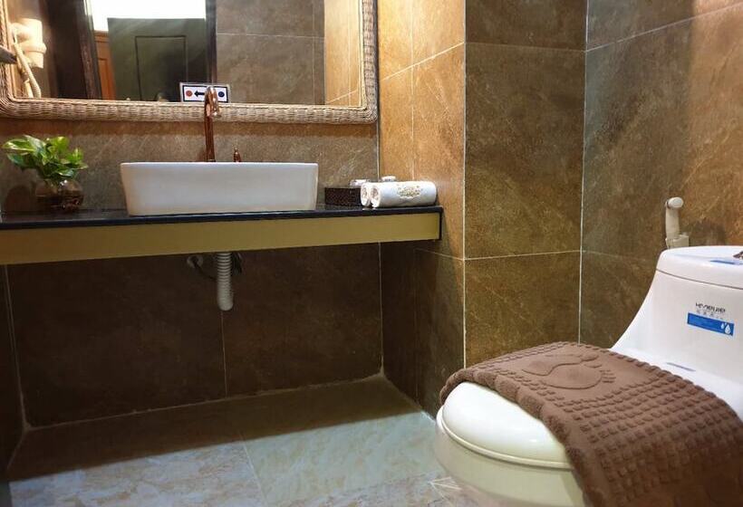 اتاق لوکس با تخت بزرگ, Aristocrat Residence &
