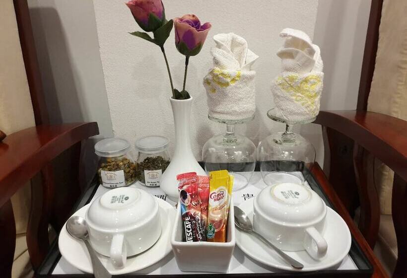 اتاق لوکس با تخت بزرگ, Aristocrat Residence &