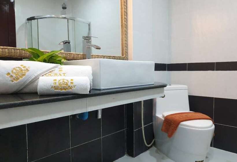 اتاق لوکس با تخت بزرگ, Aristocrat Residence &