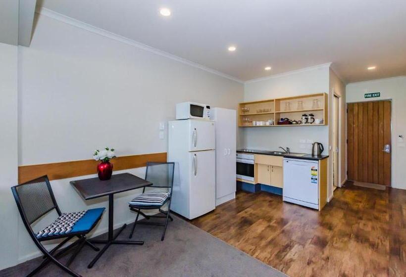 스탠다드 스튜디오, Raumati Sands Resort