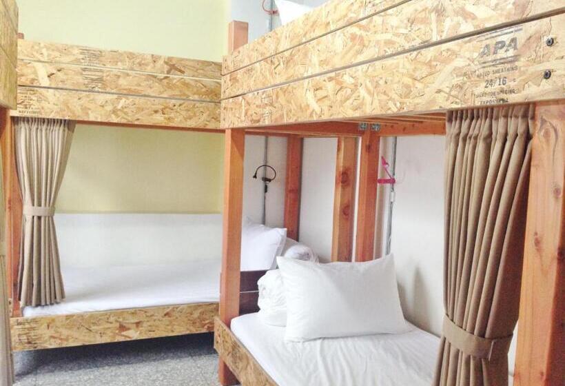 تختخواب در اتاق مشترک, With Inn Hostel