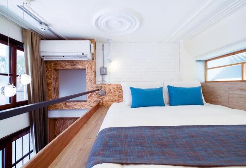 اتاق استاندارد با بالکن, With Inn Hostel