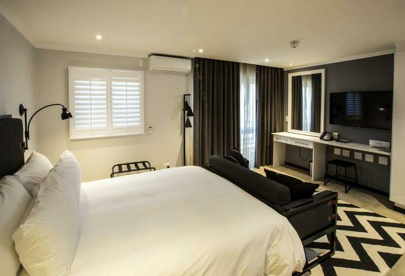 استودیوی استاندارد, Max Executive Apartments