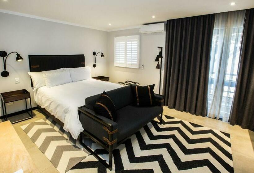 استودیوی استاندارد, Max Executive Apartments