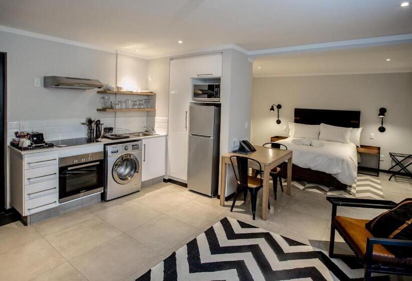 استودیو اجرایی, Max Executive Apartments