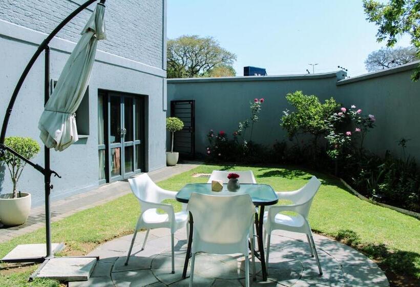 2 Bedroom Apartment Garden View, Max Executive Apartments