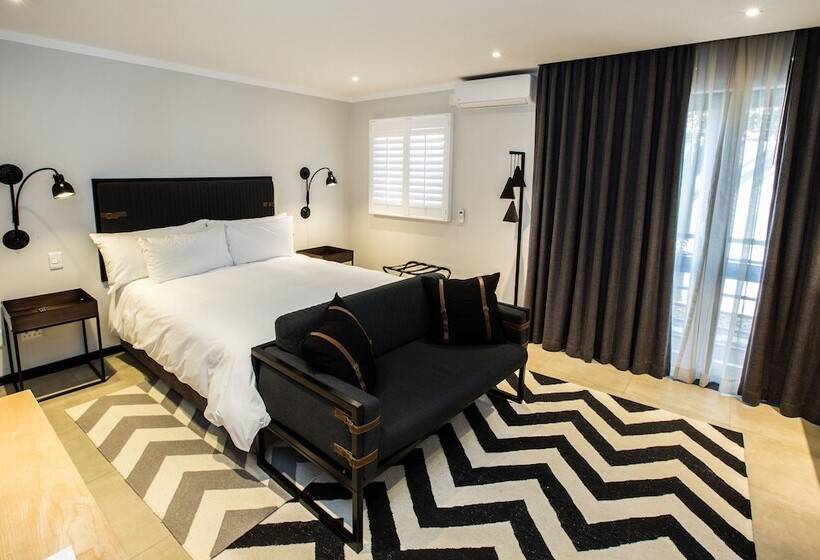 استودیوی استاندارد, Max Executive Apartments