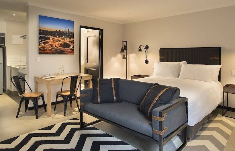 استودیوی استاندارد, Max Executive Apartments