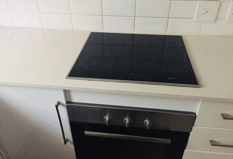 استودیوی استاندارد, Max Executive Apartments