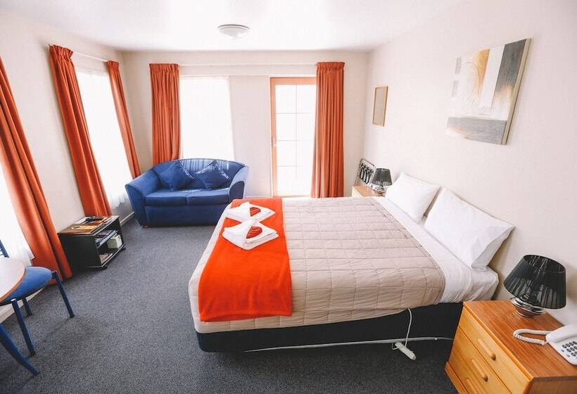 Студия Стандарт, Addington Stadium Motel