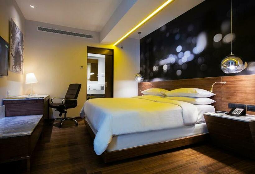 اتاق استاندارد با تخت بزرگ, Krystal Urban Guadalajara
