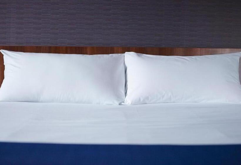 Номер Стандарт Адаптированный для Инвалидов, Holiday Inn Express St. Albans   M25, Jct.22