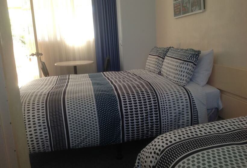 ファミリールーム, Bogong Moth Motel