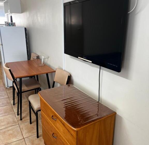 استودیوی کلاسیک, Emu Point Motel