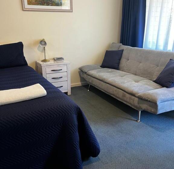 استودیوی لوکس, Emu Point Motel