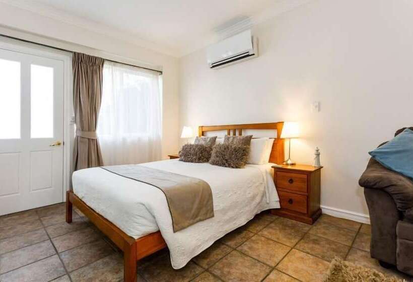 Студия Стандарт, Inn The Tuarts Guest Lodge