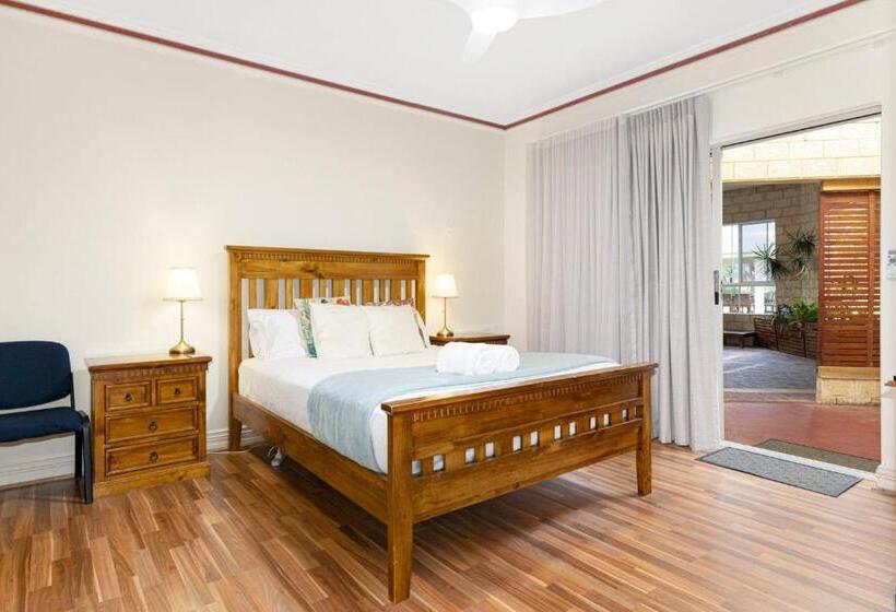 Дом 1 Спальня, Inn The Tuarts Guest Lodge