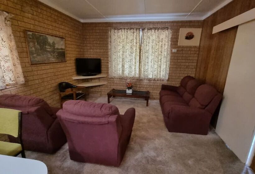Family Suite, Lone Pine Motel