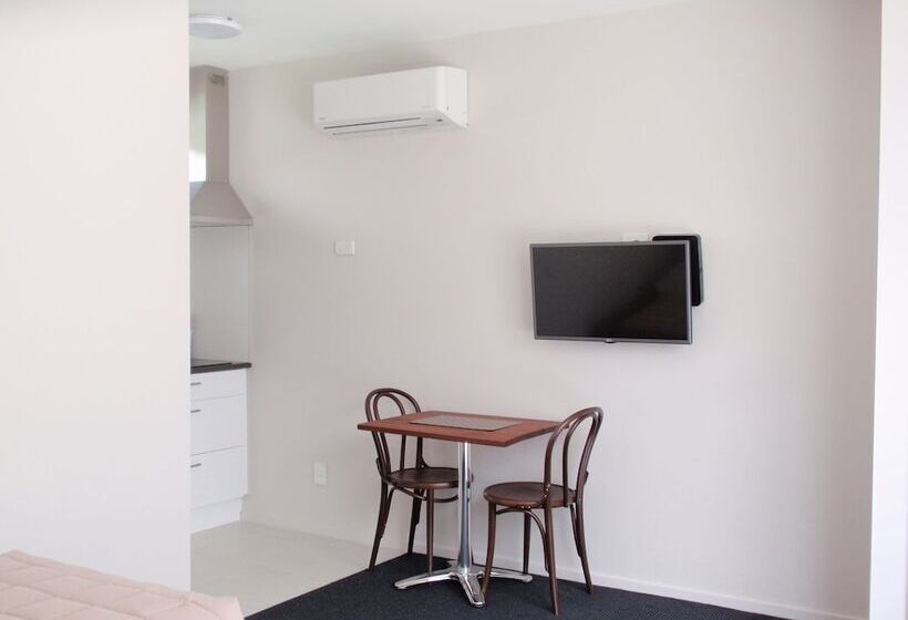 Студия Стандарт, 319 Addington Motel