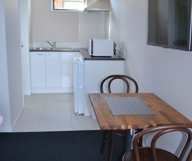 Студия Стандарт, 319 Addington Motel