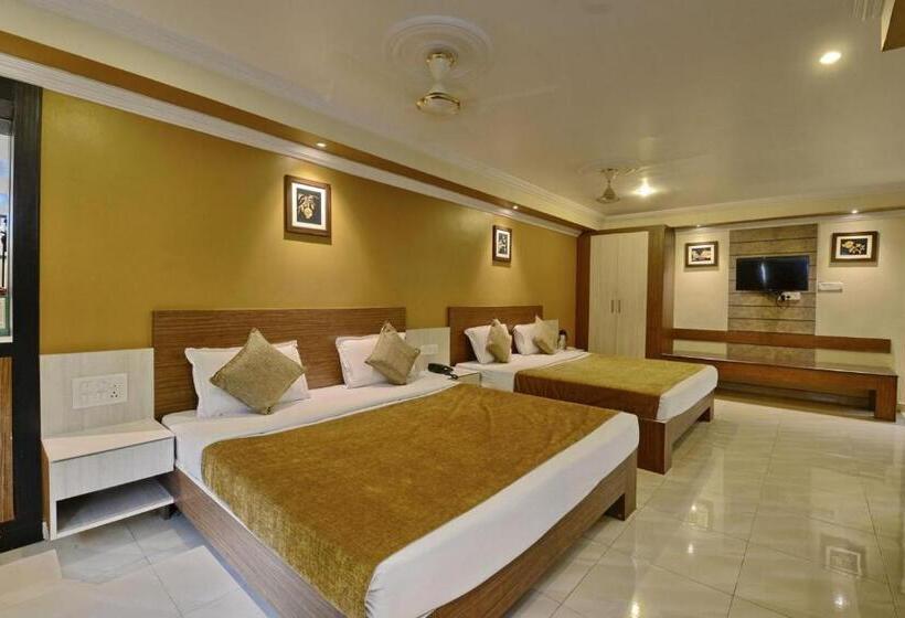 Quarto Familiar, Pushpak