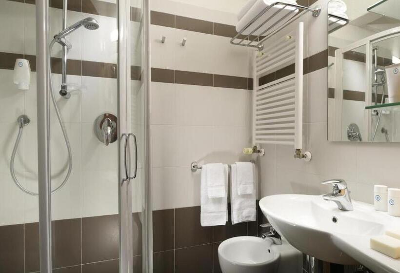 Quarto Estandar, Th Marilleva