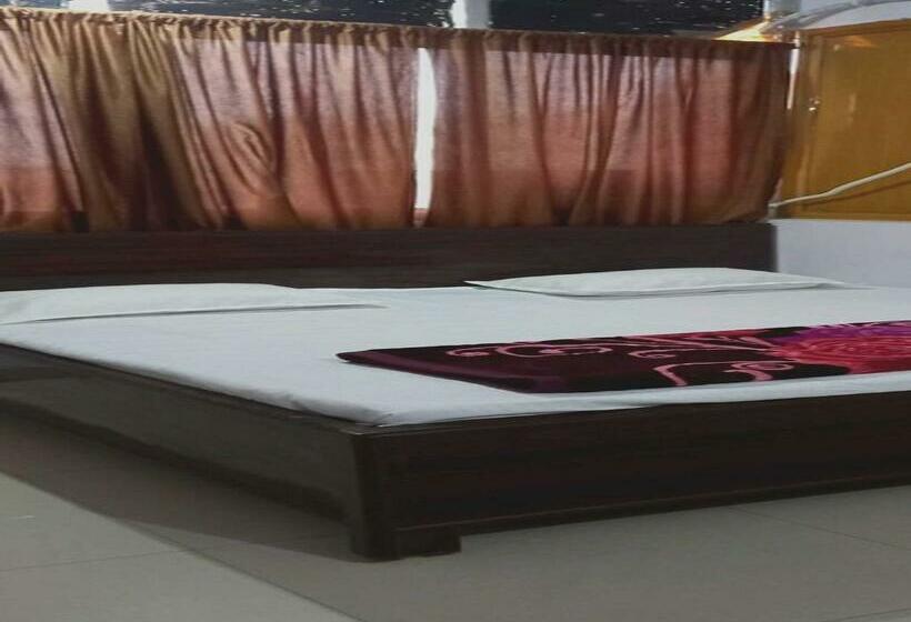 اتاق لوکس سه تخته, Oyo 80932 Rr Guest House
