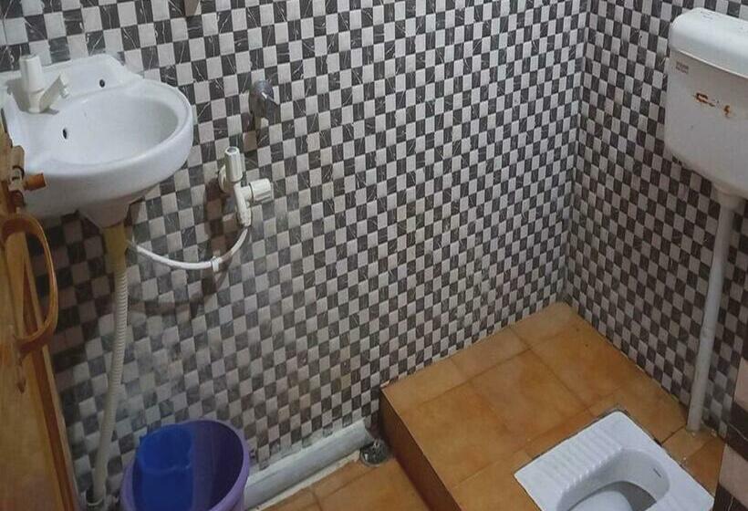 اتاق لوکس سه تخته, Oyo 80932 Rr Guest House