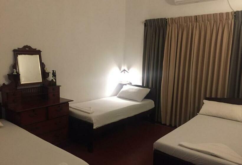 Quarto Triplo Estandar com Sacada, Galle Rest Home
