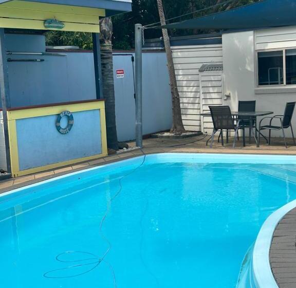 스탠다드 스튜디오, Portarlington Beach Motel