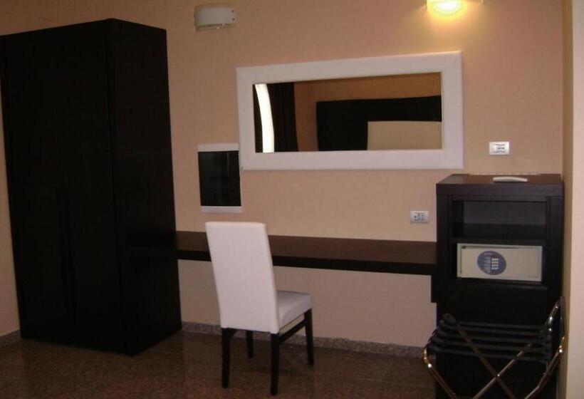 Четырехместный Номер Стандарт, Eh Suites Rome Airport Euro House Hotels