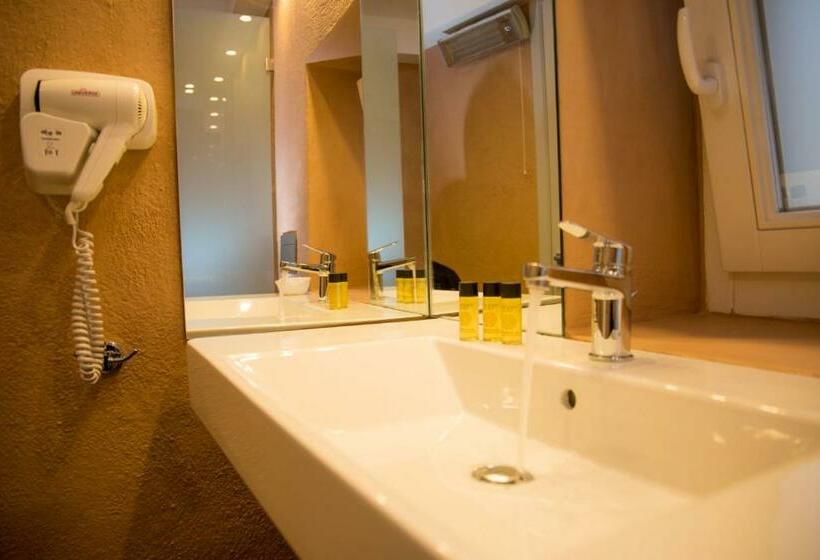 اتاق استاندارد سه نفره, Achilleas Pension