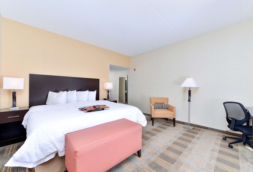 Номер Стандарт, Hampton Inn & Suites California Universitypittsburgh