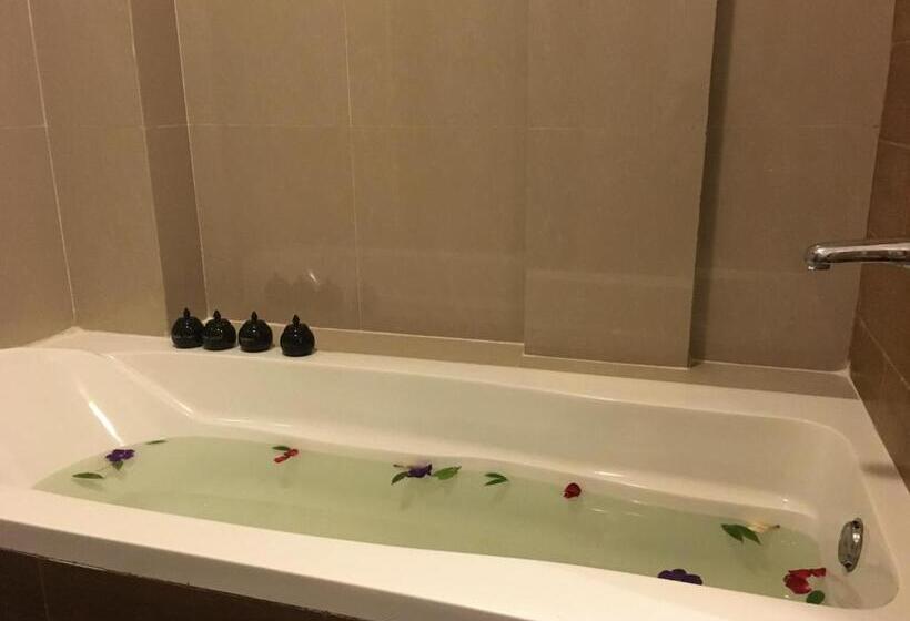 اتاق استاندارد سه تخته با بالکن, Emerald Sea Resort