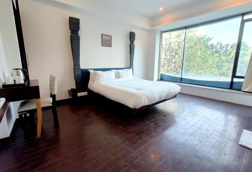 חדר דחוקס עם מיטת קינג, The Sky Imperial Hotel Yahvi