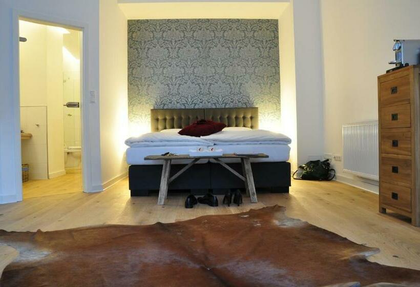 Quarto Superior, Six! Eat Work Sleep