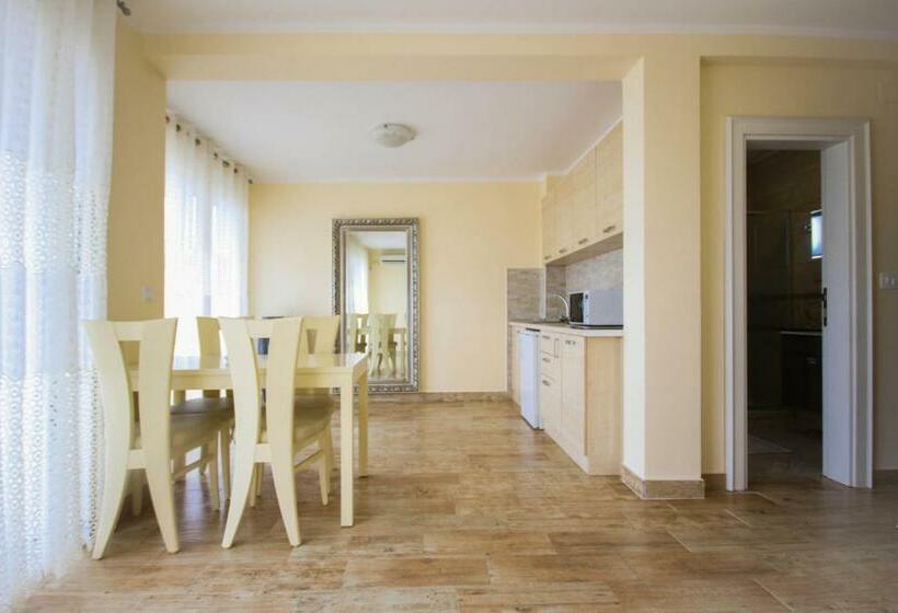 اتاق استاندارد چهار تخته با چشم‌انداز دریا, Apartaments Crown Silvia