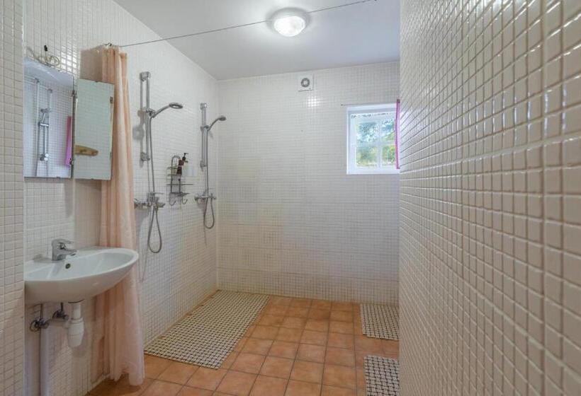 اتاق خانوادگی با سرویس بهداشتی مشترک, Oitme Hostel
