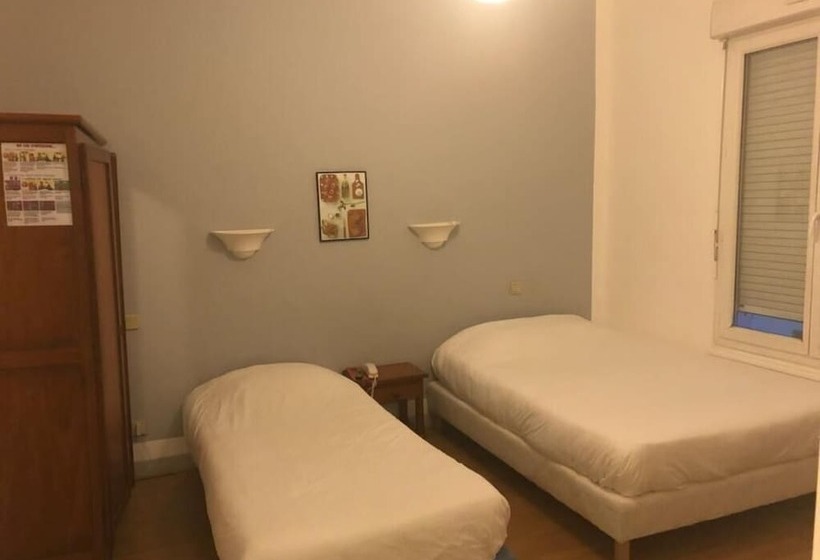 Номер Стандарт Трехместный, Hôtel Des Couronnes Châteaudun