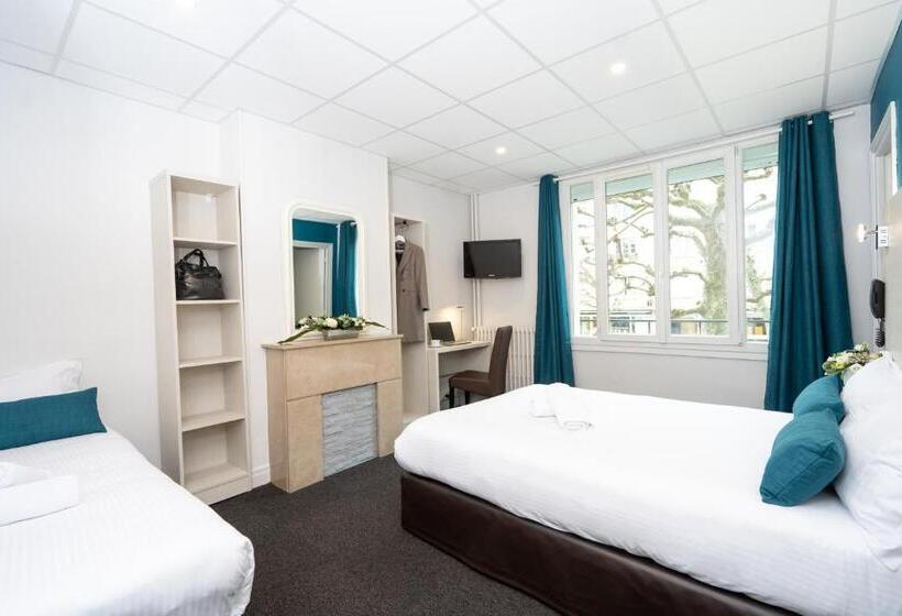 חדר סטנדרט לשלושה, Logis Hotel Du Chateau