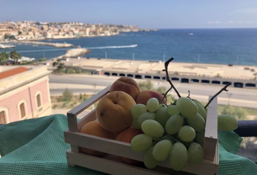 اتاق لوکس با چشم‌انداز دریا, Ortigiaseaview Bed & Breakfast