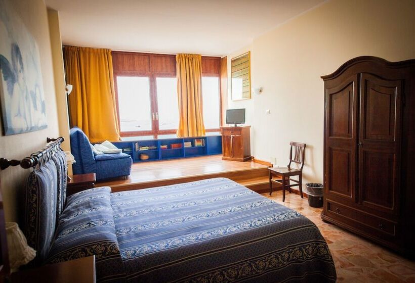 اتاق لوکس با چشم‌انداز دریا, Ortigiaseaview Bed & Breakfast