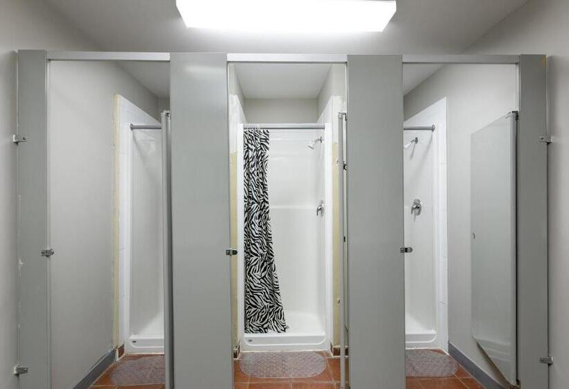 浴室共有のエコノミールーム, Hi Kelowna Hostel