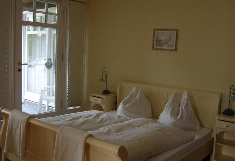 Suite with lake view, Fährhaus Niederkleveez