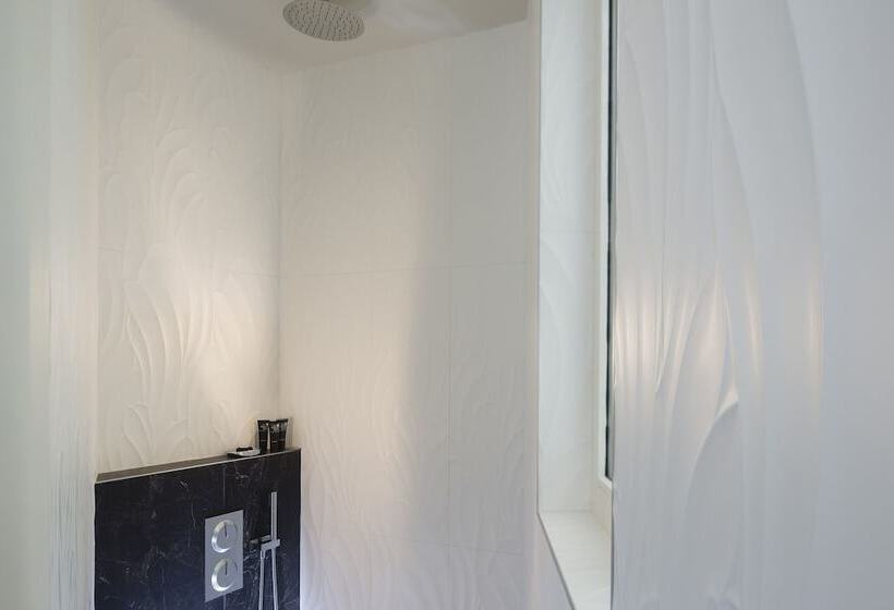 اتاق لوکس, Le Narcisse Blanc